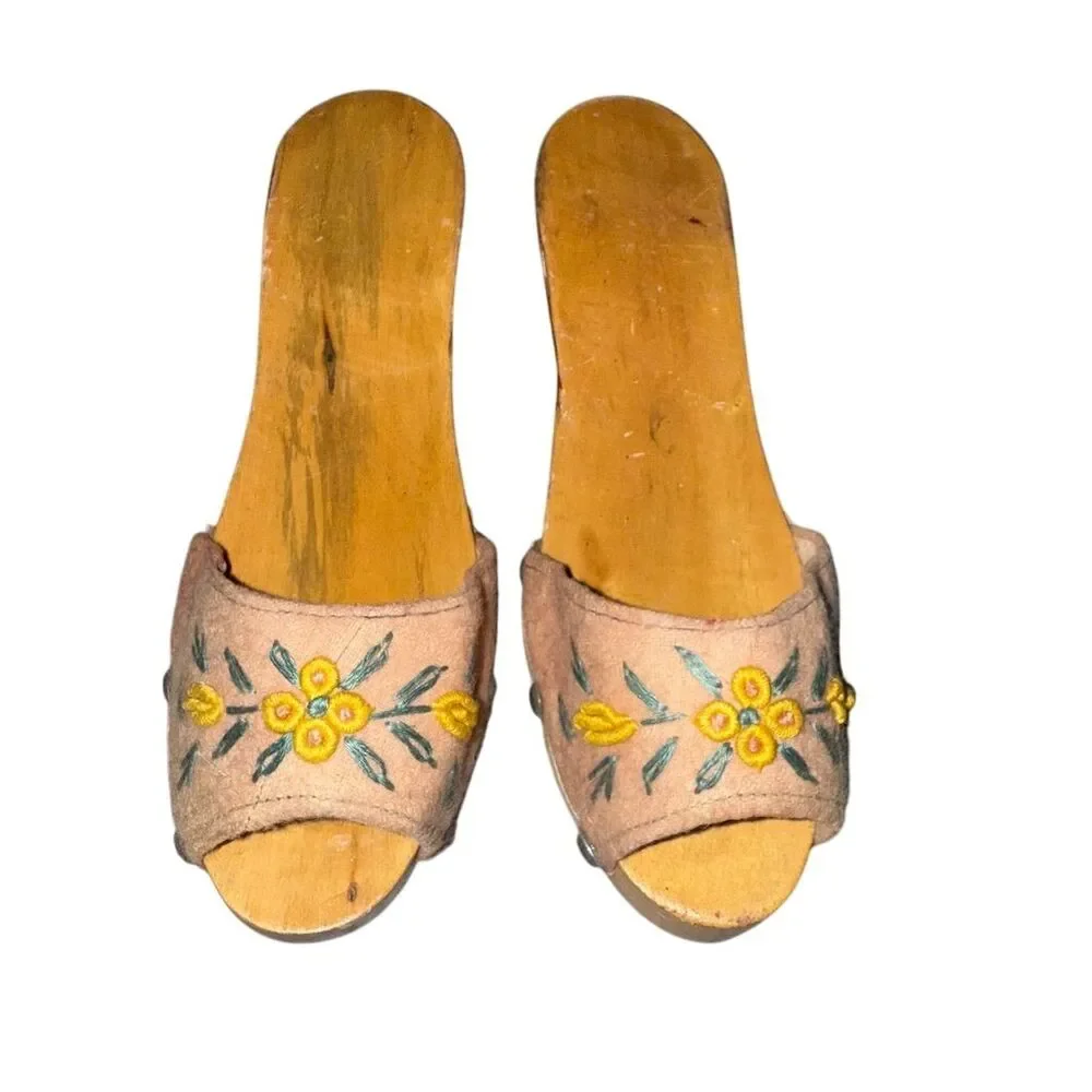 Vintage 1940s Women's Hand-Painted Wooden Wedge‎ Sandals Size 9.5